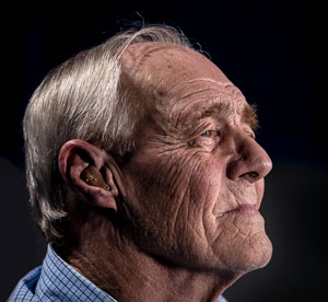 elderly man wering a hearing aid